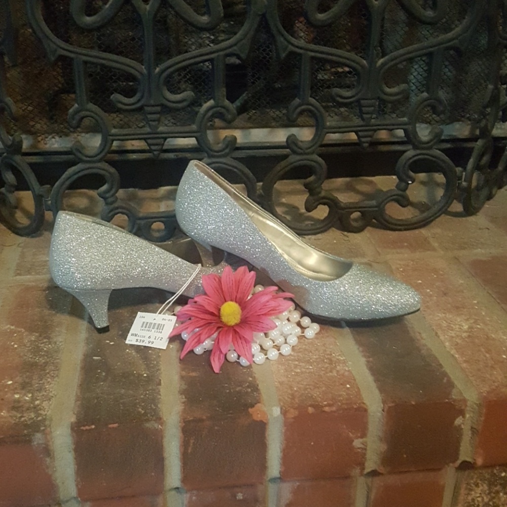 Fioni Sparkly Silver pumps